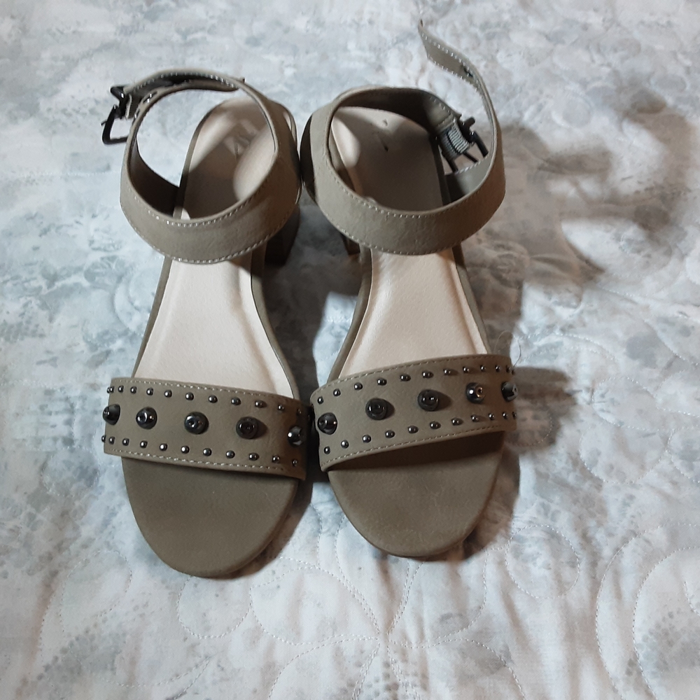 Simply Vera Vera Wang Taupe Studded Sandals